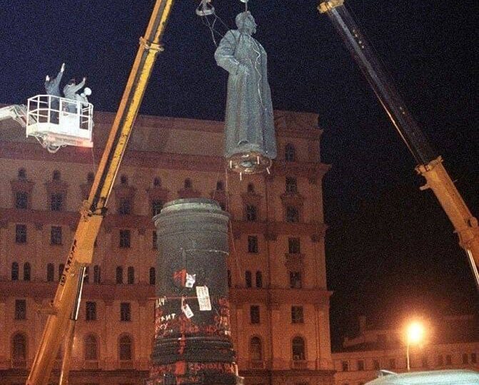 «ПОЧЕМУ ЭТИ НЫНЕШНИЕ ХОХЛЫ ТАКИЕ ВАНДАЛЫ?!» ПОТОМУ