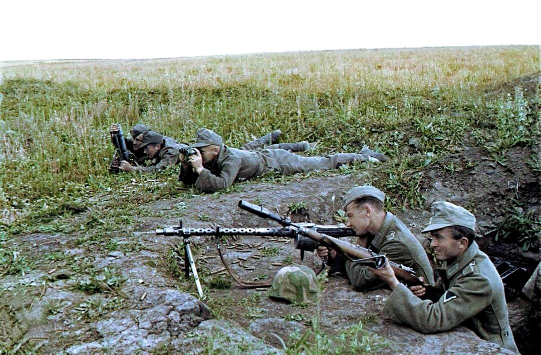 Гитлеровцы обороняют переправу, май 1943 г.