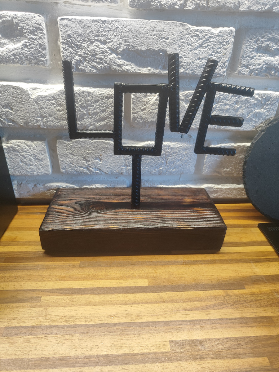 Вот такая штука из дерева и арматуры была сделана для жены. Подставка сделана из старой половой доски, также балы сделана бланшировка и покрытие лаком. 