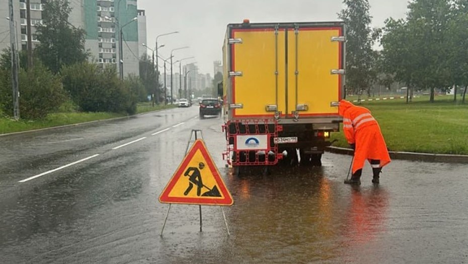   Сотрудники петербургского "Водоканала" устраняют последствия сверхрасчётных ливней. Автор фото: СПб ГУП "Водоканал Санкт-Петербурга"