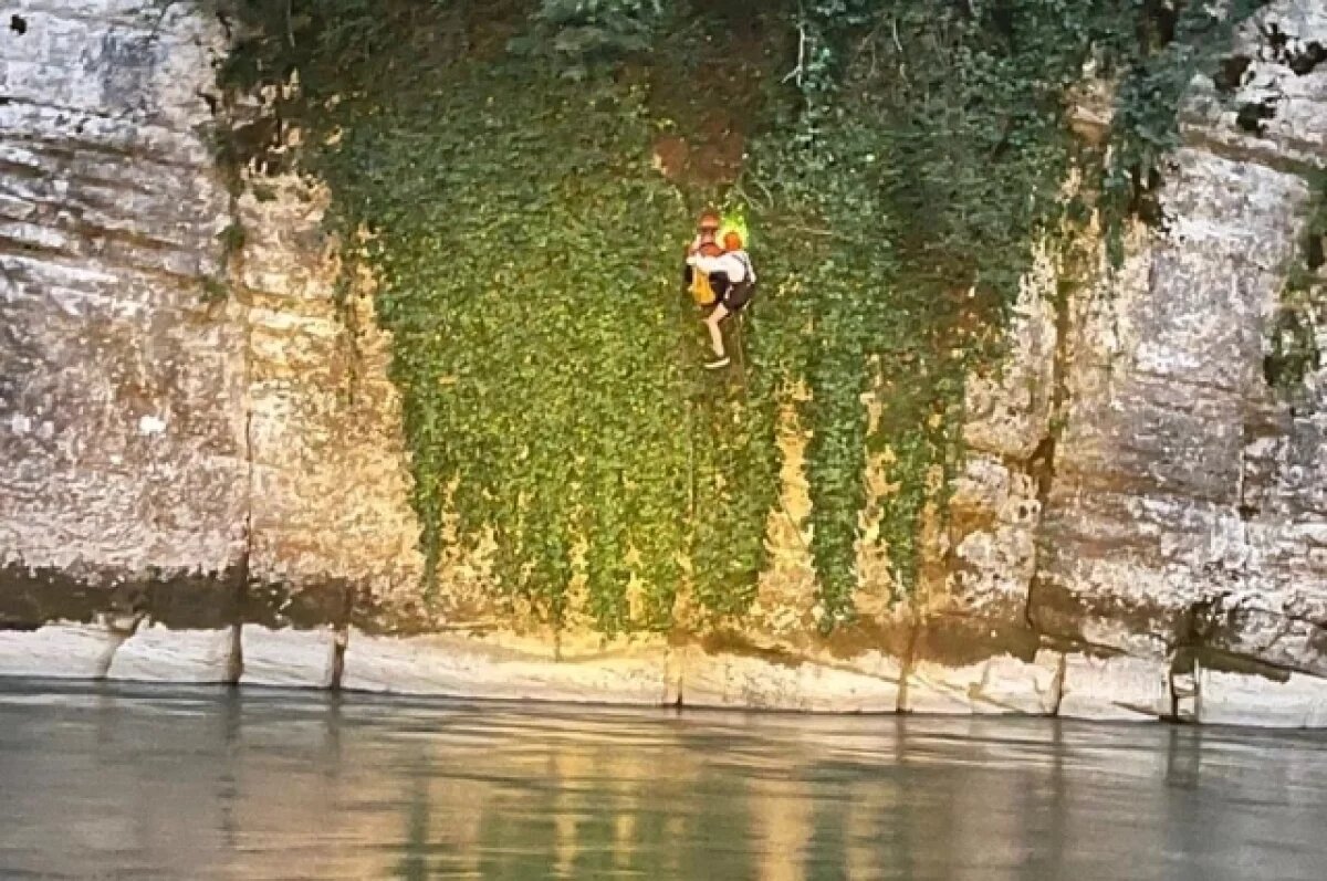    В Сочи сорвавшийся со скалы подросток спасся, зацепившись за ветки