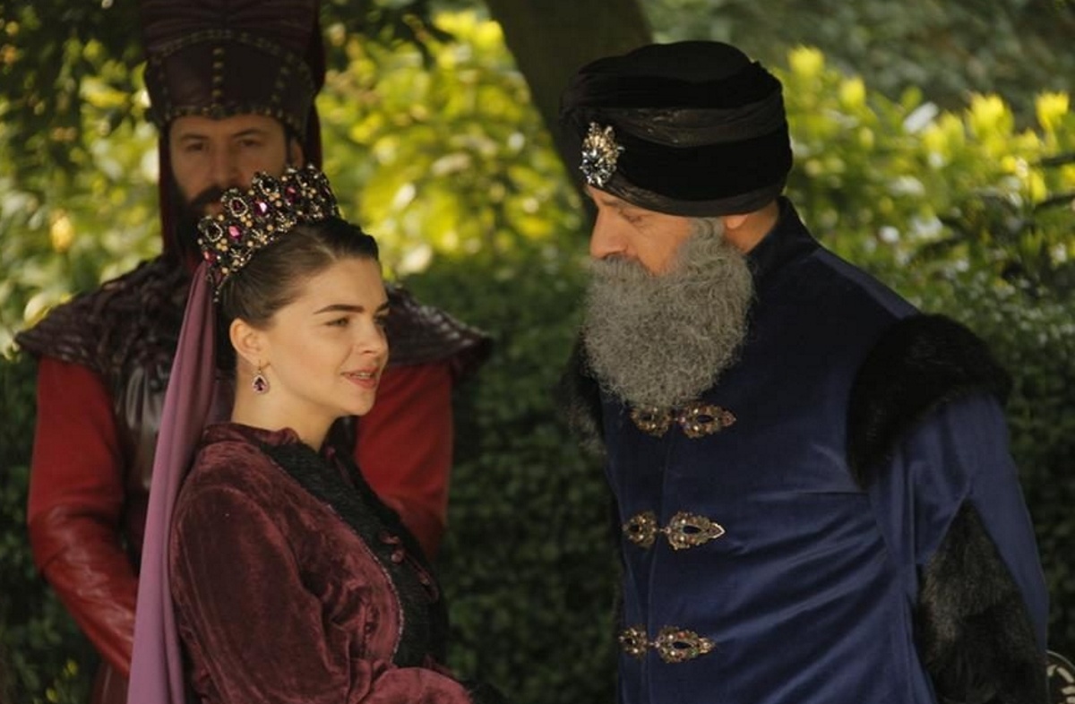 Пелин Карахан в образе Михримах султан с Халитом Эргенчем. Фото: кадр из сериала «Великолепный век»