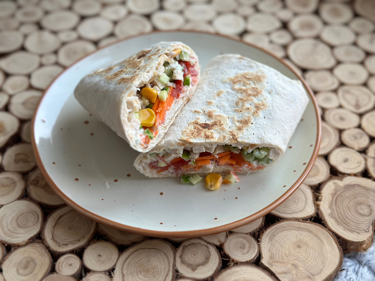 Шаурма с курицей, кукурузой, огурцом, морковью и помидором, соус из греческого йогурта, специй и чеснока