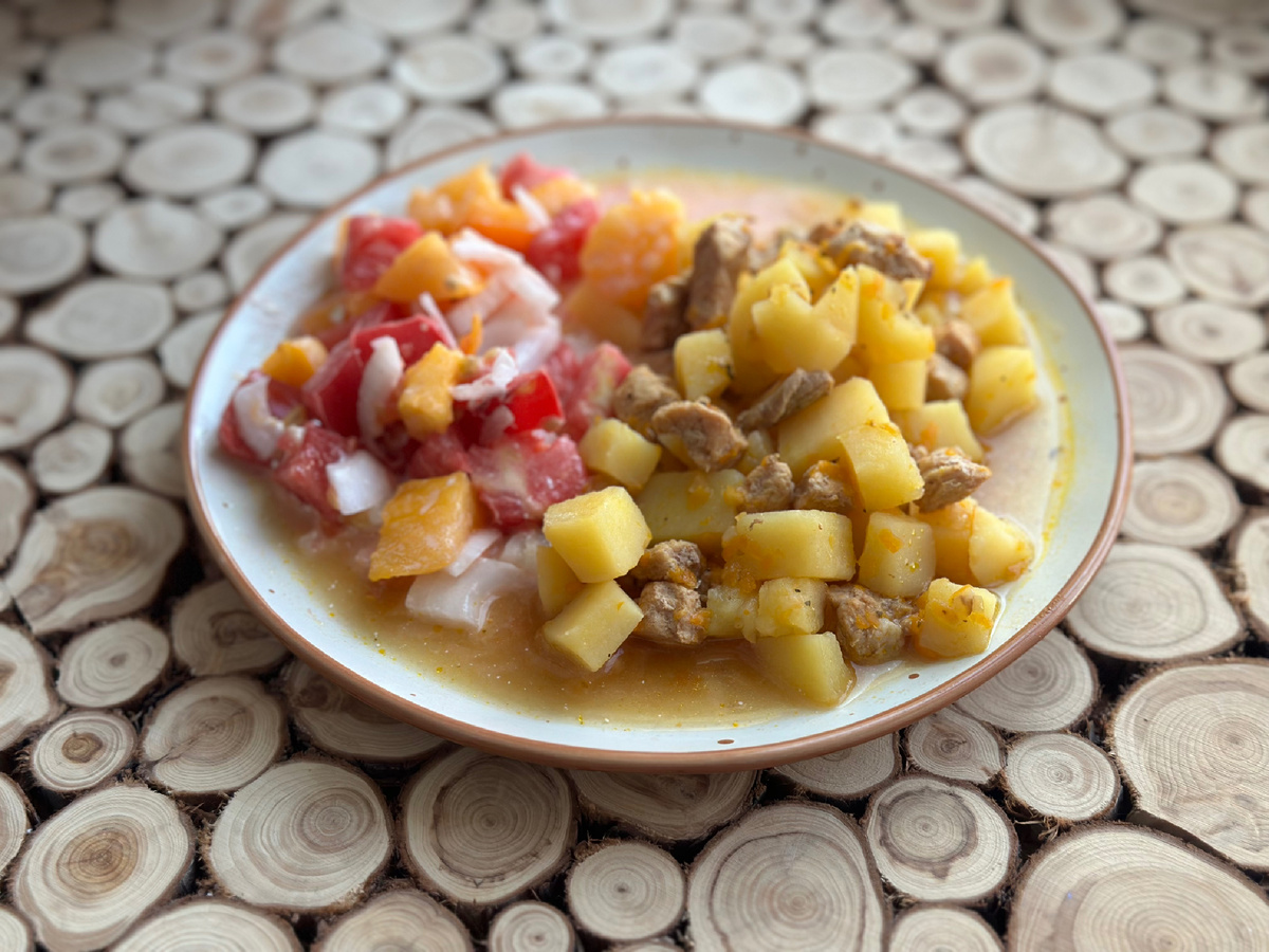 Картофель тушеный со свининой, салат из помидоров и лука, за кадром остался злаковый батончик