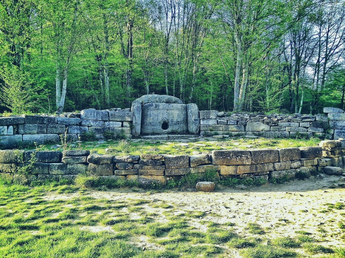 Каменный стол великана?