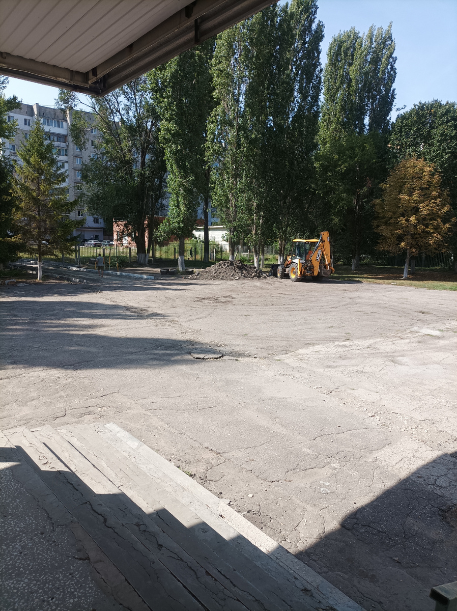 Школьный двор.