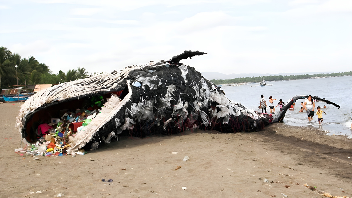 Инсталляция из мусора в виде кита с Филиппин