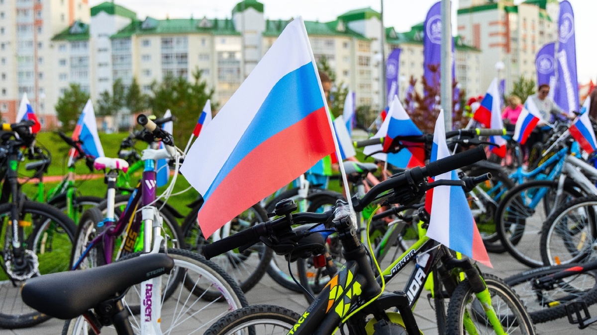    Больше 300 участников собрал велопробег ко Дню флага в Ханты-Мансийске