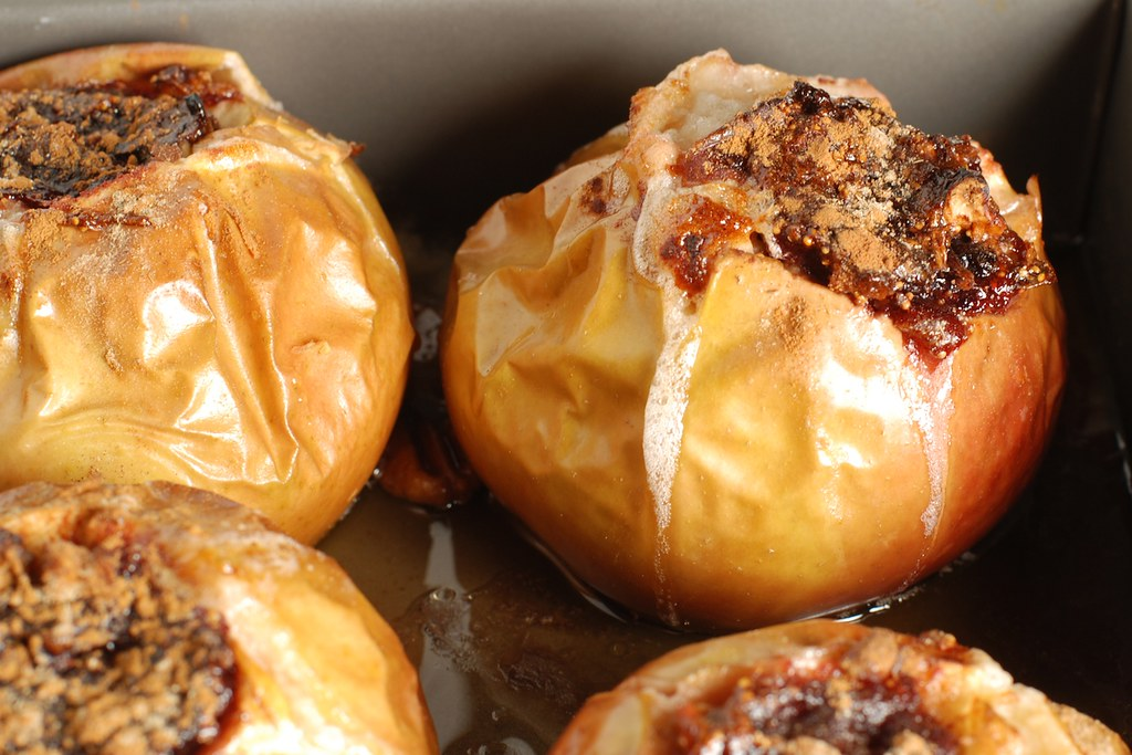 Что полезного в запеченном яблоке. Какое яблоко полезнее печеное или свежее. Польза запеченных яблок. Что полезного в запеченном яблоке. Что полезного в запеченном яблоке.