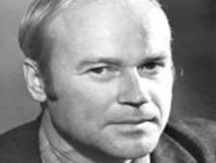 Феликс Чуев - советский писатель, автор песенник, публицист. 