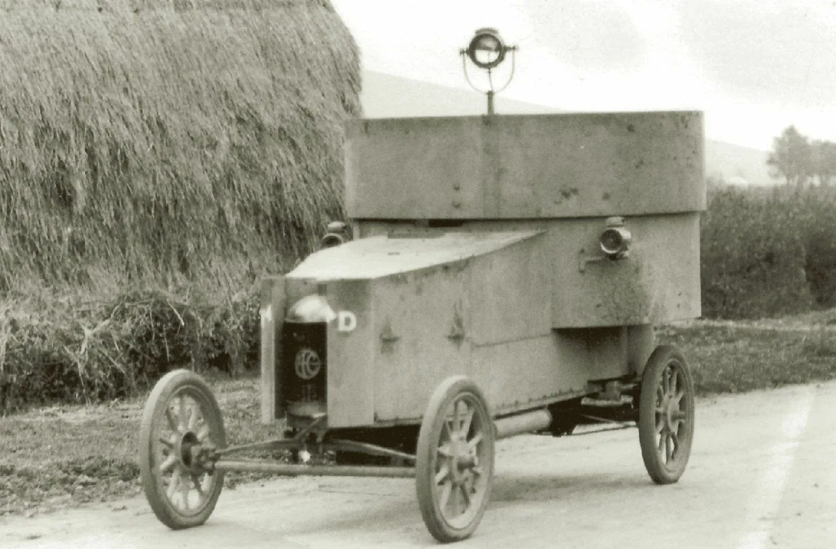 AC Light armored car собственной персоной. Фотография в свободном доступе.