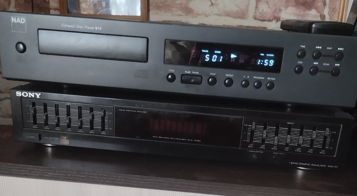 А вот на этом аппарате я слушаю компакт-диски. Это чисто английская машинка под названием NAD. Модель 514.для своей ценовой категории очень приличный аппарат Лучше чем я использовал до него, а это был Cambridge Azur. 640.Компактдисков  у меня больше чем пластинок, но рассматривать мы их не будем. 