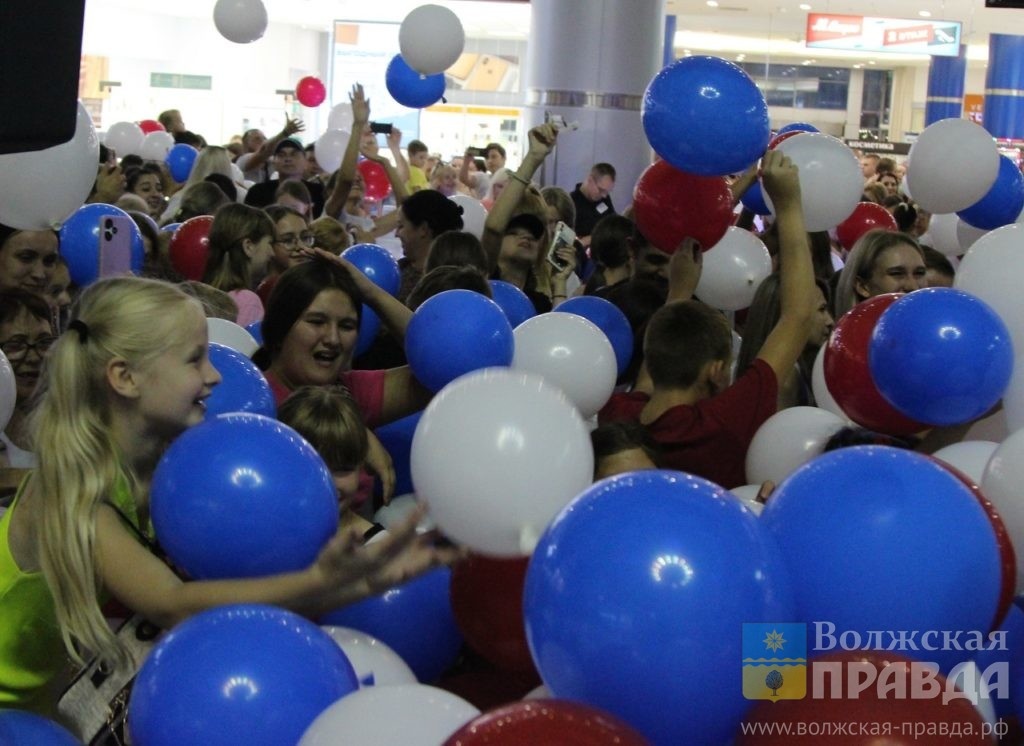     20 000 шаров и свыше тысячи зрителей: в День российского флага в Волжском случился беспрецедентный для региона шаропад
