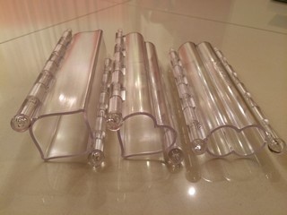 Формообразующий контейнер для выращивания огурцов служит для придания декоративной формы плоду в процессе его созревания.

Способ применения: контейнер надевается на растущий плод, который, увеличиваясь в размере, приобретает заданную форму полости контейнера.

Контейнер позволяет плоду «дышать» и расти без появления побочных эффектов от возможной порчи кожицы плода, находящегося в пищевом пластике. При необходимости подвешивания, в соединительных элементах имеются канавки. Контейнер может служить временной упаковкой выращенного плода после созревания для безопасной его транспортировки и хранения.

Срок годности контейнера зависит только от вашего бережного обращения. При наличии более двух формочек, благодаря конструкции, вы можете получить ещё два вида геометрических форм: в виде восьмёрки и листочка. Все возможные формы видны на фото.

Предлагаемая формочка в виде сердца подходит к выращиванию в ней огурцов практически любого сорта. Исключение составляют сорта типа "Корнишон", ввиду своих селективных особенностей: уменьшенного размера плодов. Длинноплодные сорта также можно вырастить, используя две формы, сместив их составляющие половинки.