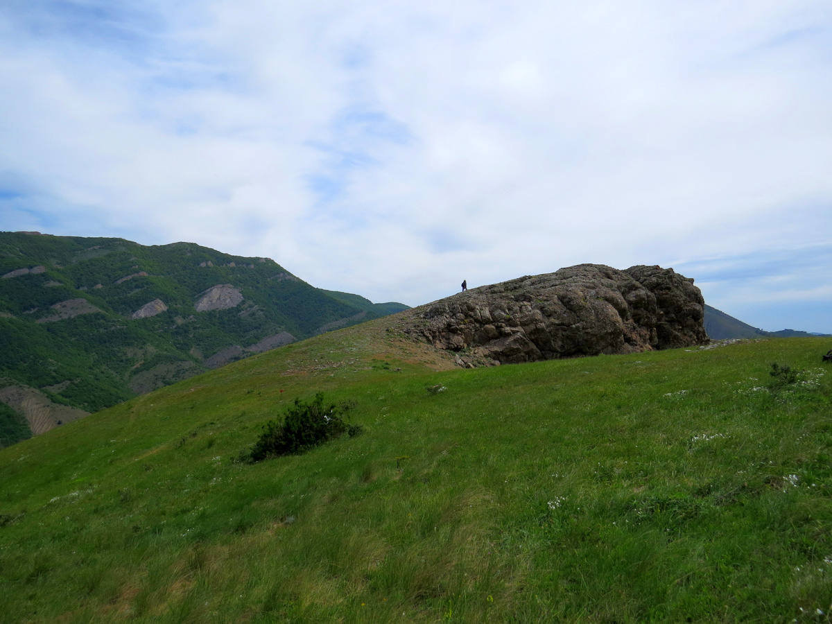 Да, там на скале стоит Виктор)))