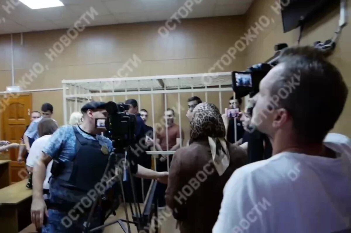    Мама осуждённого за погром в аэропорту «Уйташ» подошла к клетке обнять сына