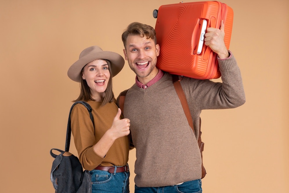 Источник: https://img.freepik.com/free-photo/smiley-couple-ready-traveling-with-luggage_23-2149205287.jpg?t=st=1741950458~exp=1741954058~hmac=66bb7b918bee725ea2493219fba05bd1362a966ad491d8e60894ec67fb200f3a&w=996