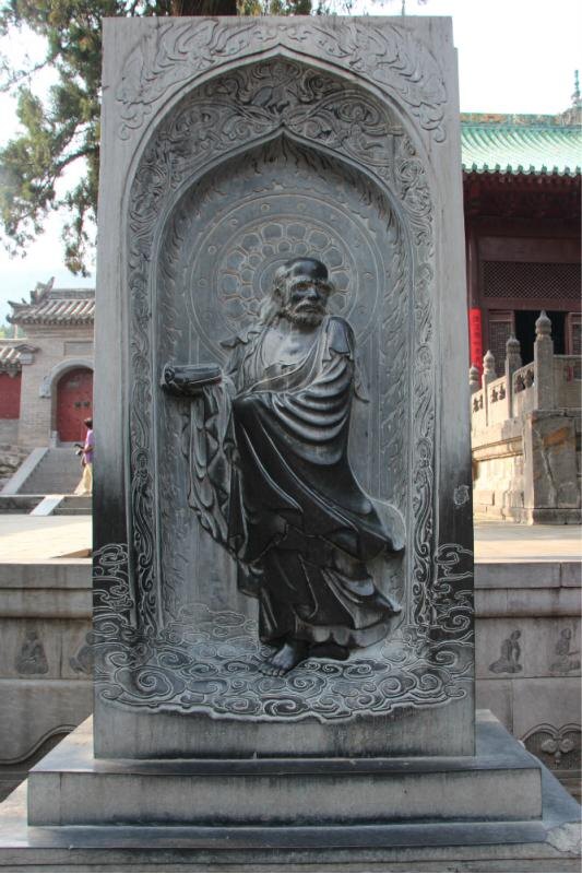 Памятник Бодхидхарме в монастыре Шаолинь.