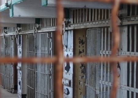    В Волгоградской области в колонии строгого режима арестанты захватили в заложники сотрудников ФСИН. Есть убитые и раненые