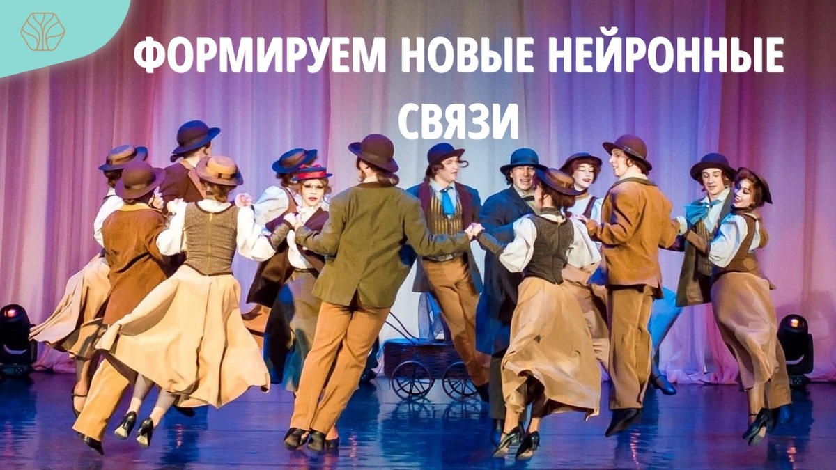 Выступление танцевального коллектива - еврейский танец, посмотрите, как они одновременно все вместе "взлетели" над полом. Этот снимок сделан мной на одном из концертов