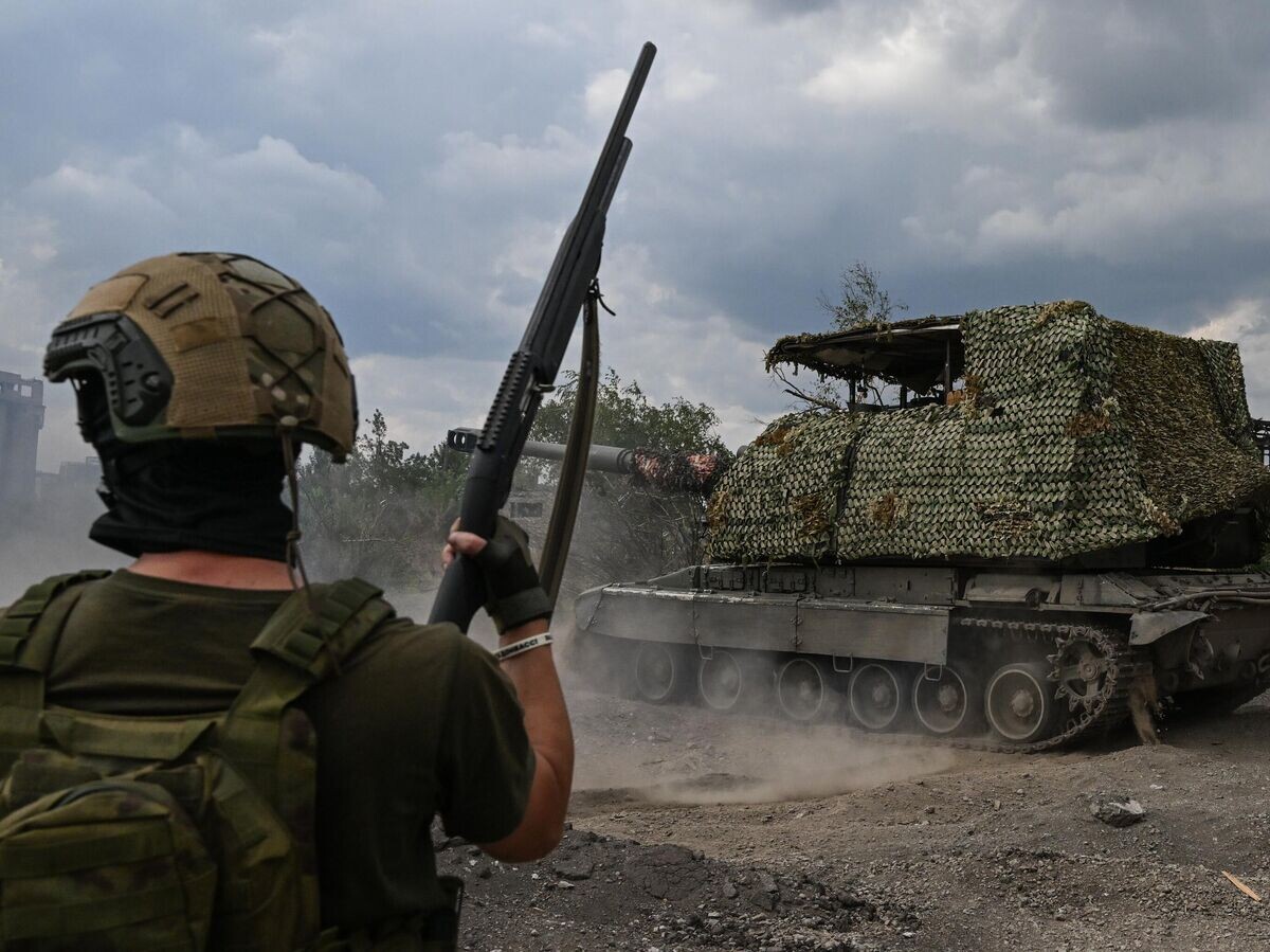    Военнослужащий следит за возможным появлением fpv-дронов во время боевой работы самоходной артиллерийской установки "Мста-С" в зоне СВО© РИА Новости / Станислав Красильников