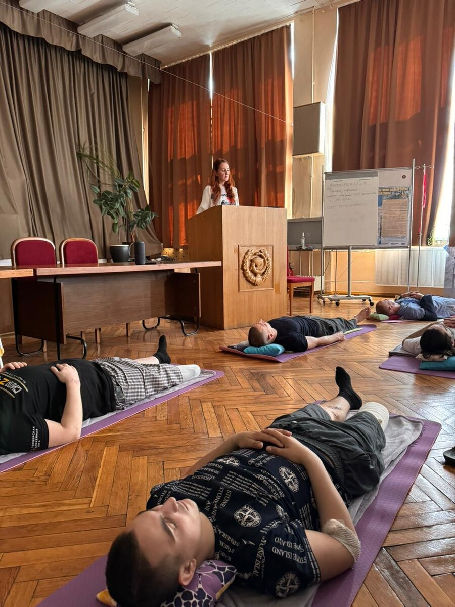 Психолог фонда Светлана Константинова проводит аутогенную тренировку с ранеными бойцами