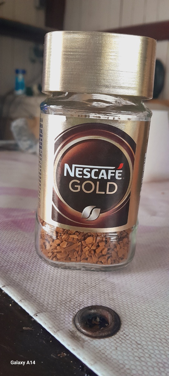 Кофейня в Палестине, 1900 г. Открытие кофе относится приблизительно к 850 году н. э., но полное признание его пришло много веков спустя. Первоначально в качестве тонизирующего средства употреблялся не отвар обжаренных зёрен, а непосредственно сырые кофейные ягоды.koffie, англ. coffee и устар. ко́фий, ко́фей) — напиток из жареных и перемолотых зёрен кофейного дерева или кофейного куста.Текущий владелец	NestléСтрана происхождения	ШвейцарияНачало использования	1 апреля 1938Рынки	весь мирЕщё 5 строкhttps://www.tbank.ru/baf/uouhttps://www.tbank.ru/baf/uou8Sjd9J4