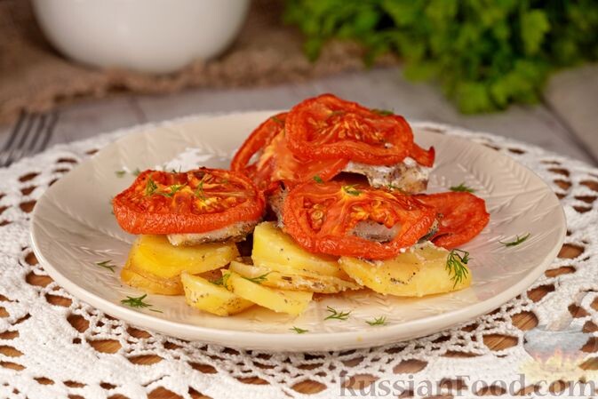 филе рыбы, картофель, помидоры, чеснок, масло растительное, тимьян, лимон, соль, перец чёрный молотый