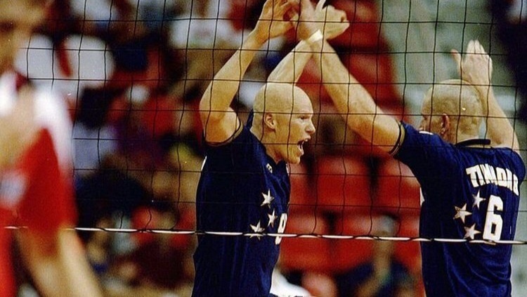 Поэтому вся команда, в поддержку своего игрока, из-за которого случился этот пренеприятный инцидент, побрилась налысо, так как «нашаливший» игрок страдал облысением.