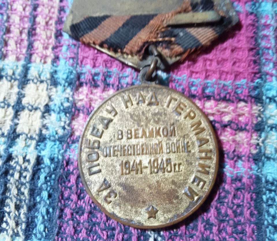     Награду отец и сын решили передать знакомым волонтёрам в Саратов. Вскоре её отдадут в музей боевой славы / Фото из личного архива