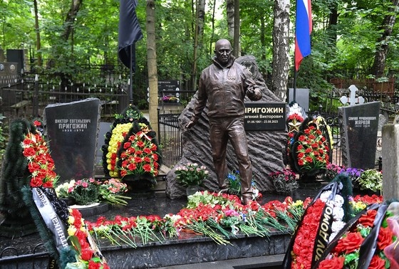    Могила и памятник Евгению Пригожину на Пороховском кладбище в Санкт-Петербурге