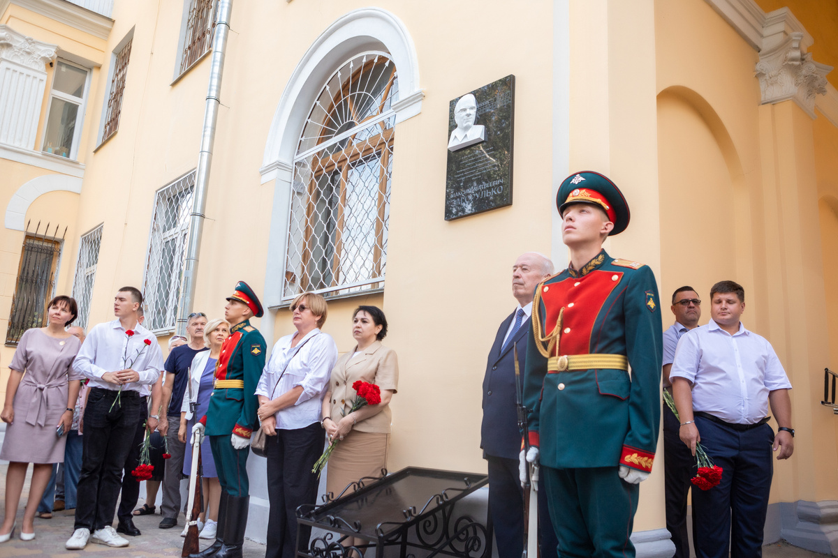  Сегодня исполнилось 100 лет со дня рождения Максима Матвеевича Загорулько – первого ректора ВолГУ, выдающегося ученого-экономиста, участника Великой Отечественной войны, героя Сталинградской битвы-4-2