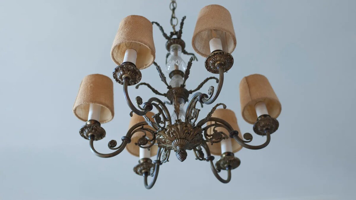 Пример интерьера спальни с люстрой