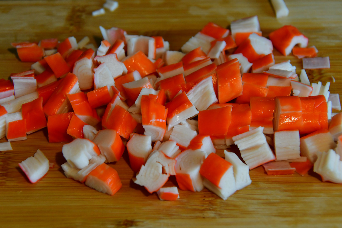 Нарезаем крабовые палочки