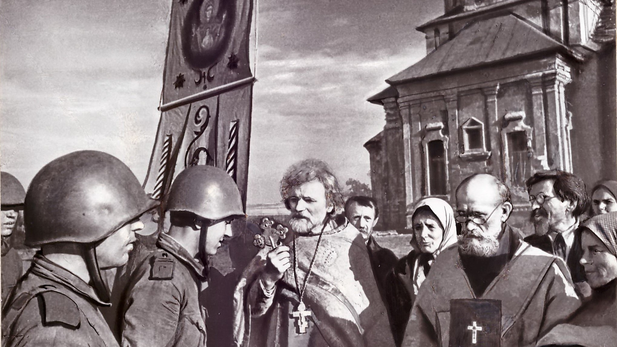 Священник с солдатами во время Великой отечественной войны.