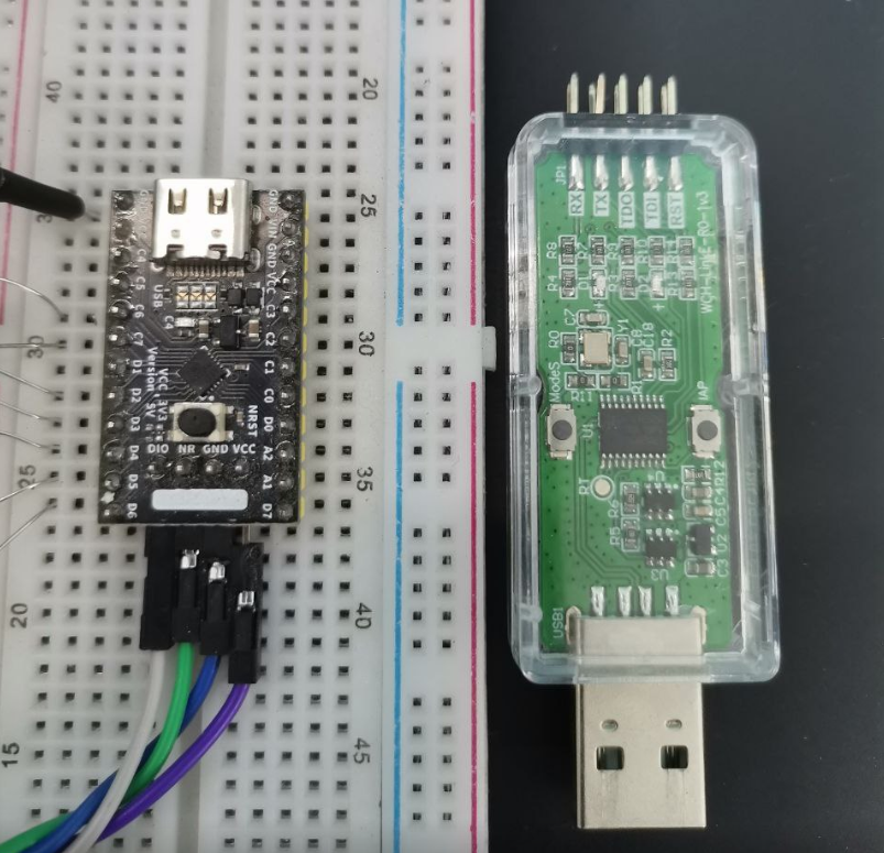 Слева плата прототипирования, справа программатор для этих контроллеров WCH-LinkE-R0-1v3