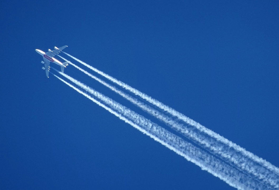 Инверсионный след от самолета