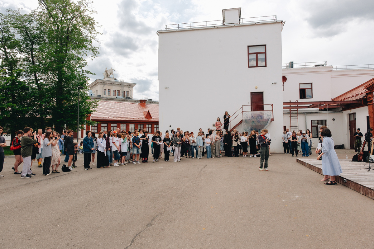    Экспозиция выставки «Мое детство пахнет цветущей яблоней, но я этого совсем не помню»