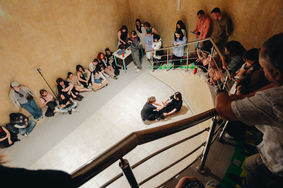    Экспозиция выставки «Мое детство пахнет цветущей яблоней, но я этого совсем не помню»