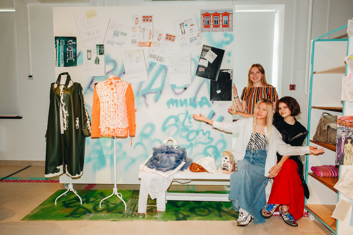    Экспозиция выставки «Мое детство пахнет цветущей яблоней, но я этого совсем не помню»