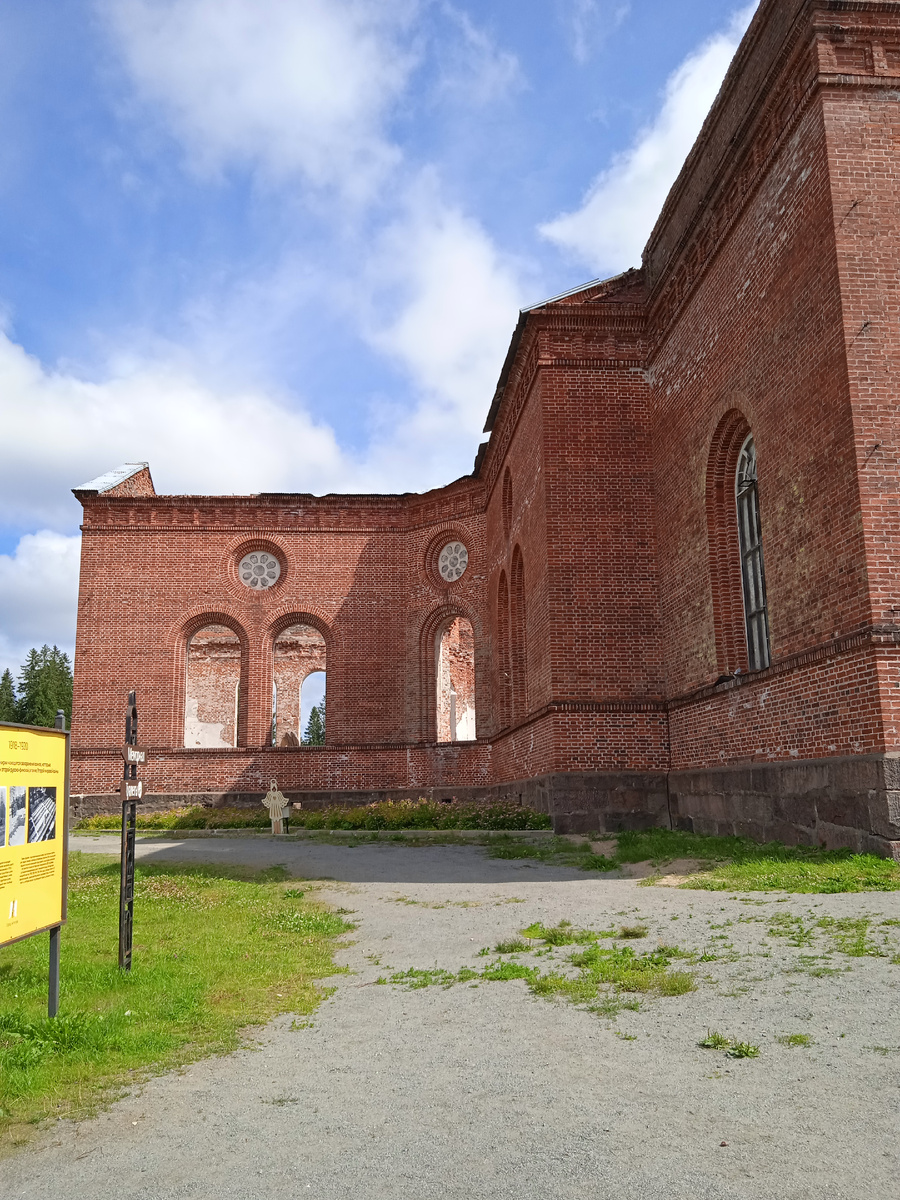 Бывшая лютеранская церковь Яккима. Фото автора.