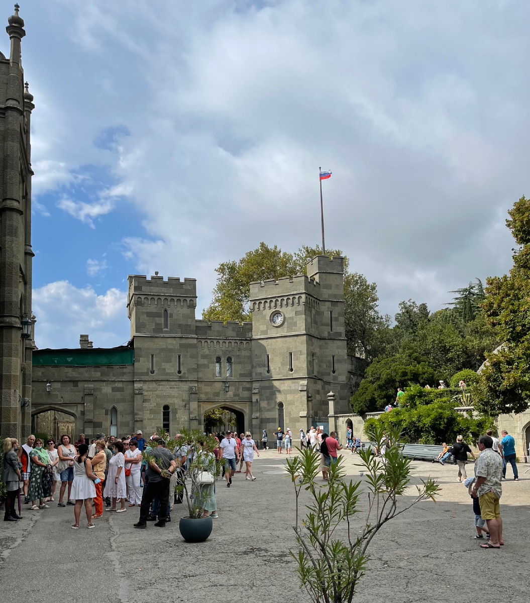 Территория дворца.