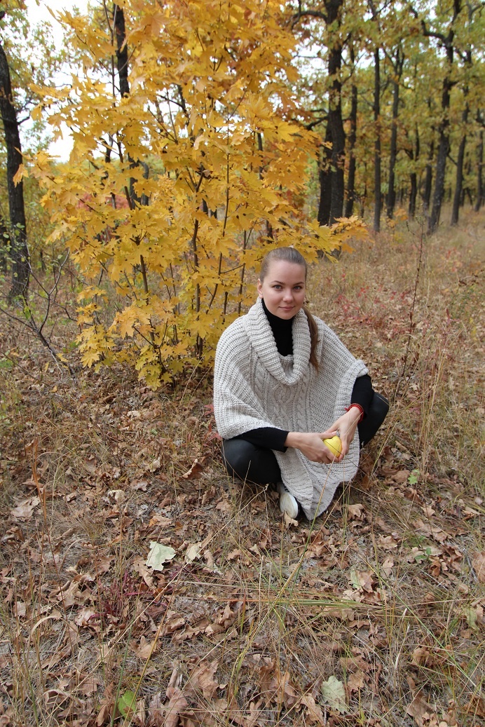 Дочь с Осенью и яблоком