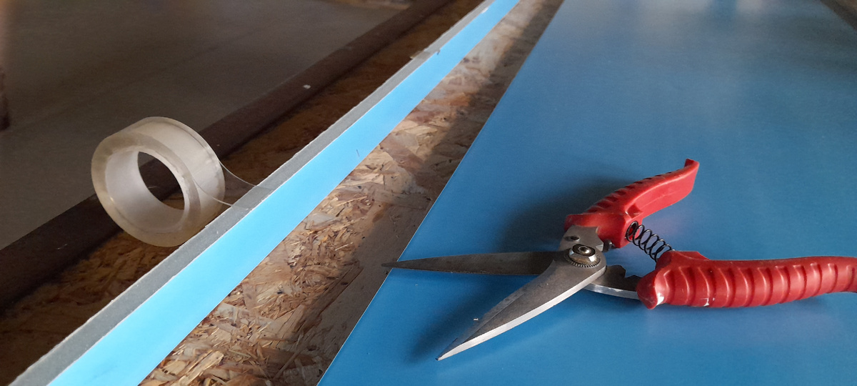 30 мм сендвич толщиной 10 мм клеим на двусторонний скотч к раме, чтобы предварительно зафиксировать