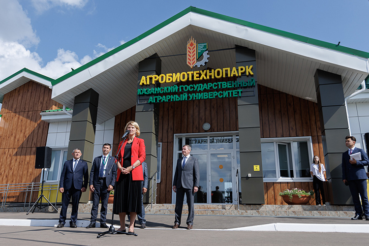    С визитом в столицу Татарстана прилетела министр сельского хозяйства РФ Оксана Лут.   
Фото: Сергей Елагин