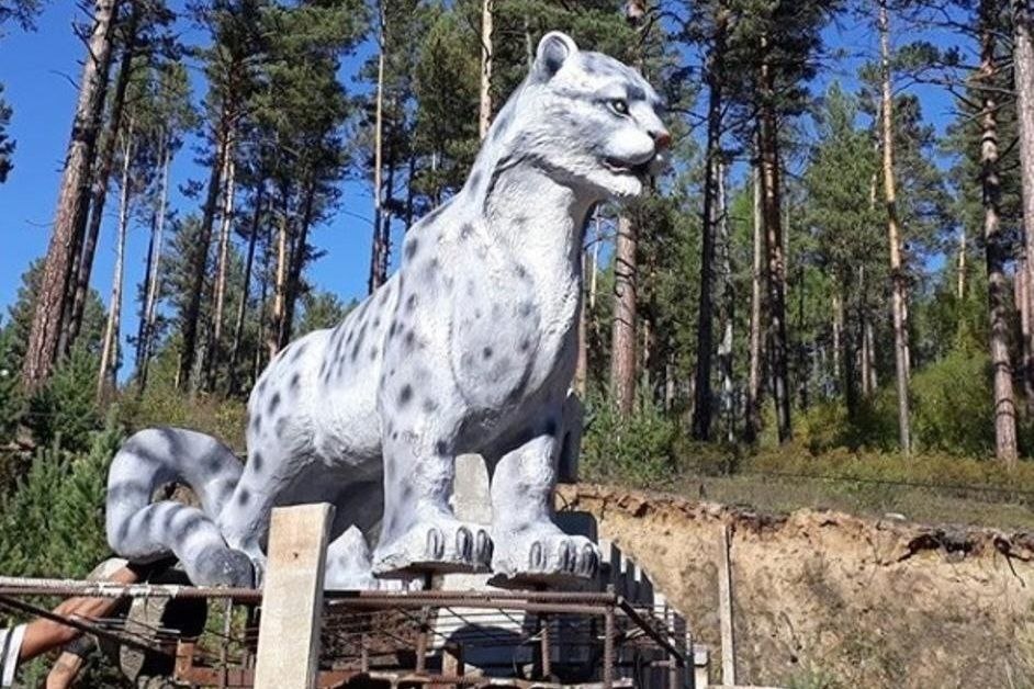 Вот такой памятник ирбисам установлен у въезда в улус Хойто-Гол в Тункинской долине в Бурятии.