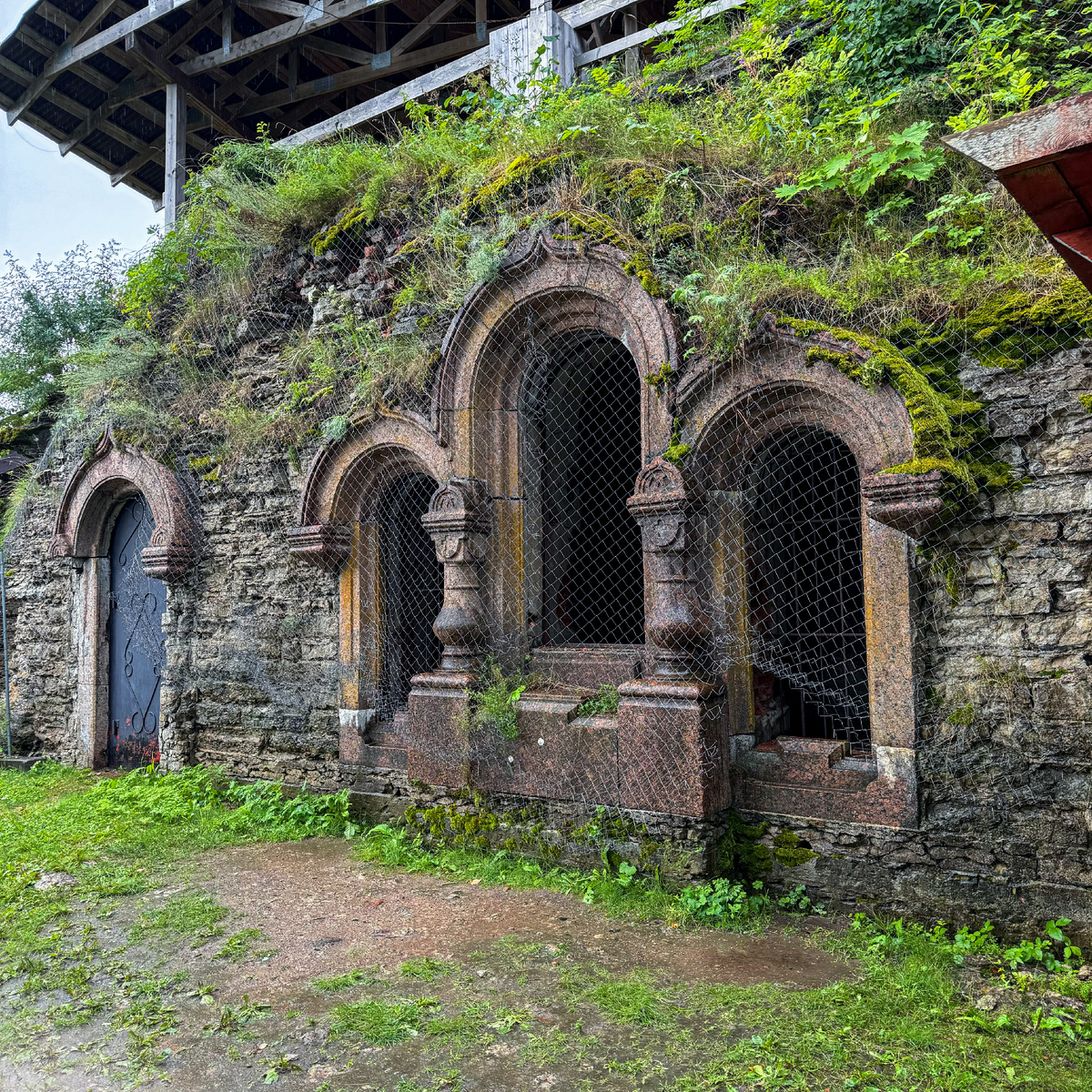 Это мощное, величественное сооружение, созданное вручную, вызывает восхищение и уважение.