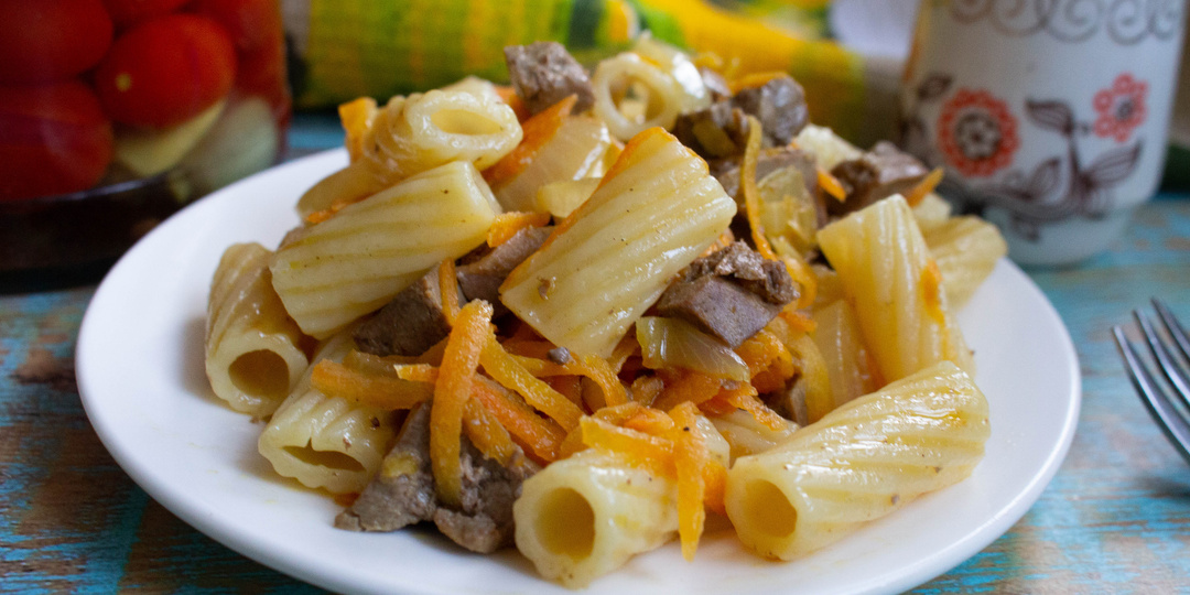 Макароны с печенкой и овощами
