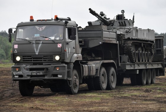    Трал везет боевую машину пехоты БМП-3