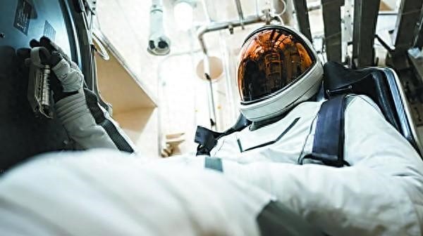 На снимке показан скафандр снаружи капсулы SpaceX для тестирования.
